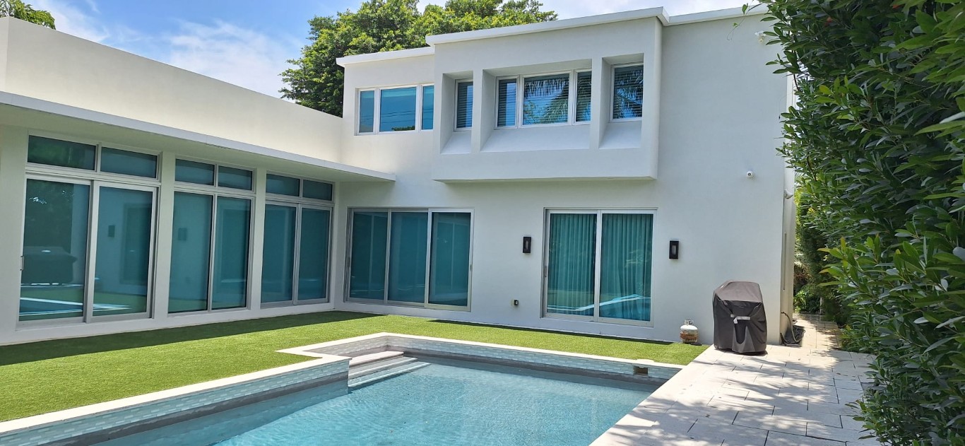 Soft washing stucco home South Florida
